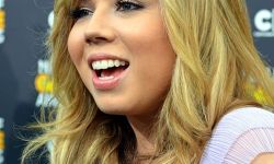 "مسرورة بموت أمي" سيرة ذاتية للفنانة الأمريكية جينيت مكوردي