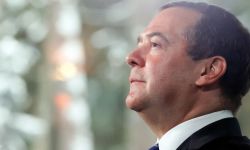 ميدفيديف يرد على زيلينسكي: لا أحد يضمن بقاء كييف حتى 10 مايو