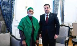 السوداني يكرم أحد المواطنين العراقيين لقيامه بأعمال تطوعية في بابل