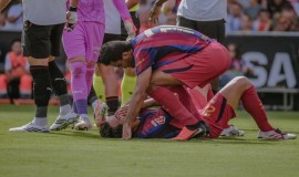 لاعب برشلونة يتسبب في كسر أنف زميله خلال المباراة