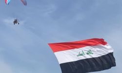 طيار شراعي عراقي يدخل موسوعة غينيس برفع أكبر علم ضمن الرياضة الجوية