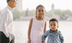 لقطة لا تُنسى.. أوباما يقتحم صورة لطفلين في الشارع