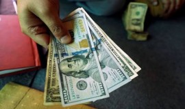 المصارف الحكومية تبدأ بيع الدولار للمسافرين بالسقف الجديد