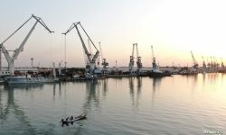 آليات موانئ العراق ترفع الحواجز الكونكريتية في البصرة حسب توجيهات وزير النقل