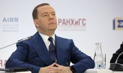 ميدفيديف: إذا لم يتم توفير ضمانات لروسيا فنحن على شفا حرب نووية.