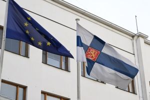 ناشطون بيئيون يرشون أعمدة مبنى البرلمان في فنلندا بطلاء أحمر