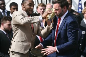 فيديو لموقف محرج لنائب الرئيس الأميركي بالبيت الأبيض