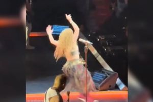 شاكيرا تسقط خلال أداء استعراضي على المسرح